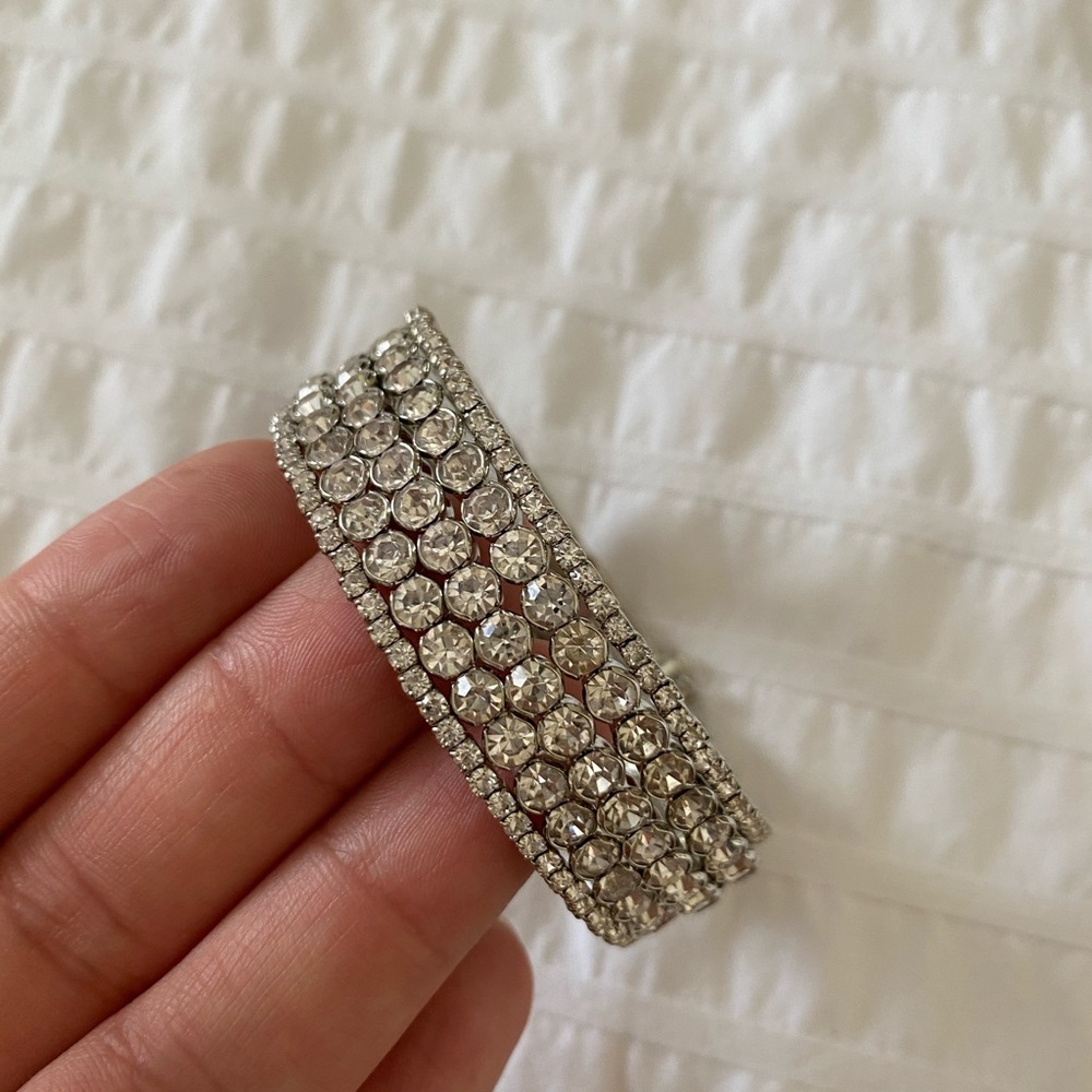 Fashion bracelet. Color silver.